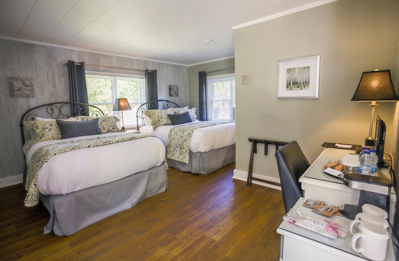The Woodview Inn Gananoque Exteriör bild