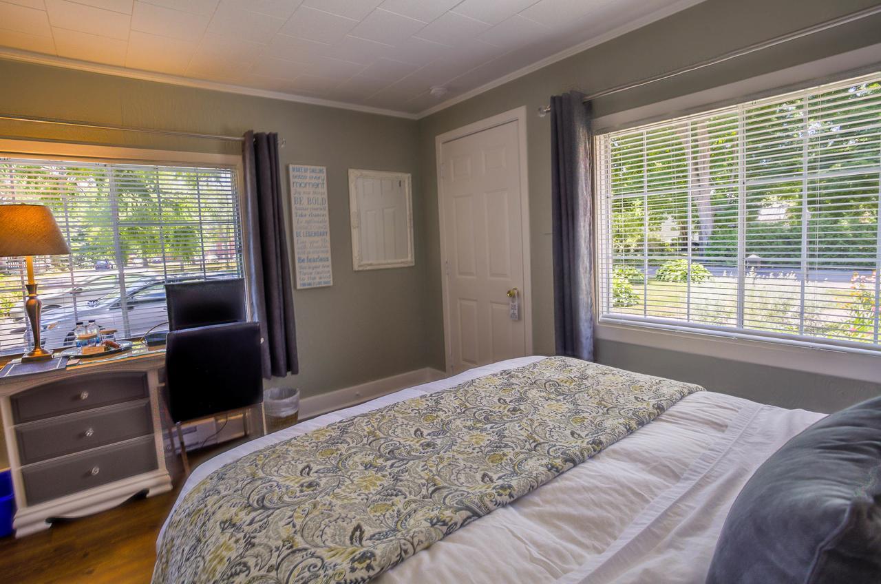 The Woodview Inn Gananoque Exteriör bild